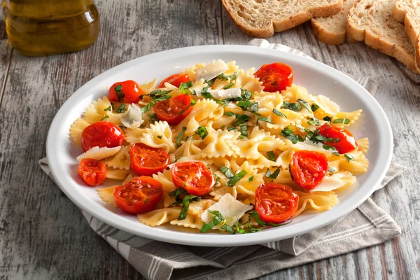 Massa com tomate fresco e manjericão — Fotografia de Stock