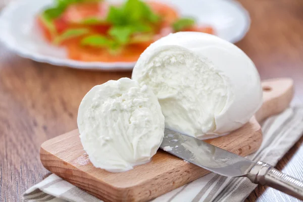 Mozzarella de búfalo na placa de corte — Fotografia de Stock