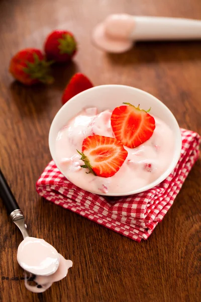그릇에 딸기 요구르트 — 스톡 사진