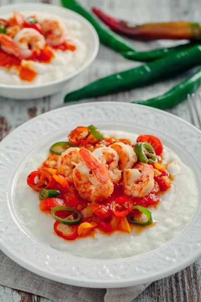 Shrimps and Grits with pepper — Stock Photo, Image