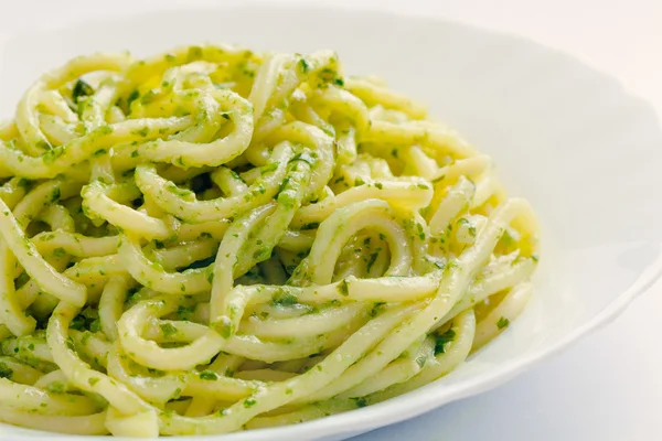 Espaguetis con salsa de pesto —  Fotos de Stock