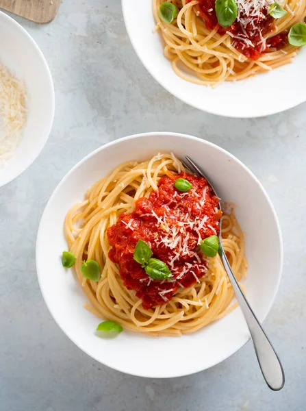 Espaguetis con salsa de tomate y albahaca en un plato —  Fotos de Stock