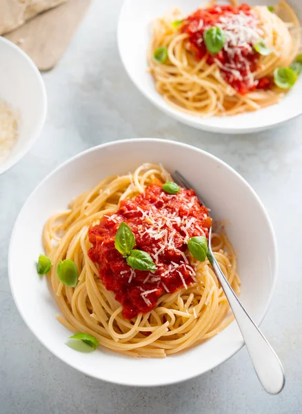 Espaguetis con salsa de tomate y albahaca en un plato —  Fotos de Stock