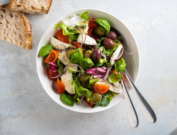 Insalata verde fresca con pomodoro ciliegia, mozzarella e olive. — Foto Stock