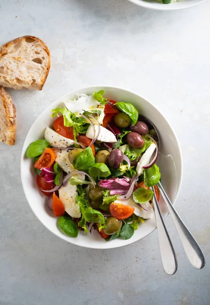 Insalata verde fresca con pomodoro ciliegia, mozzarella e olive. — Foto Stock