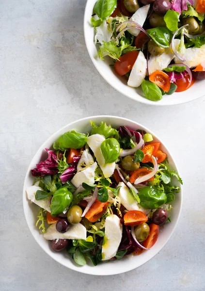 Insalata verde fresca con pomodoro ciliegia, mozzarella e olive. — Foto Stock