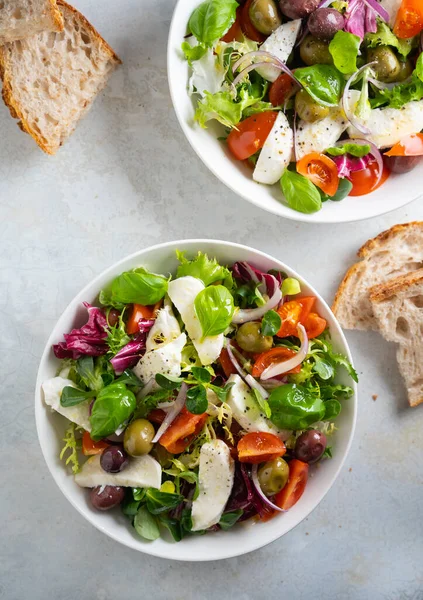 Insalata verde fresca con pomodoro ciliegia, mozzarella e olive. — Foto Stock