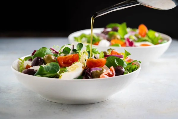 Свежий зеленый салат с помидорами черри, моцареллой и оливками. — стоковое фото