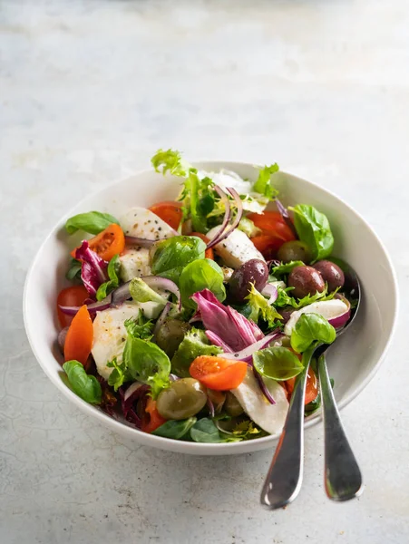 Insalata verde fresca con pomodoro ciliegia, mozzarella e olive. — Foto Stock