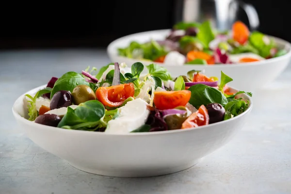 チェリートマトと新鮮な緑のサラダ,モッツァレラとオリーブ. — ストック写真