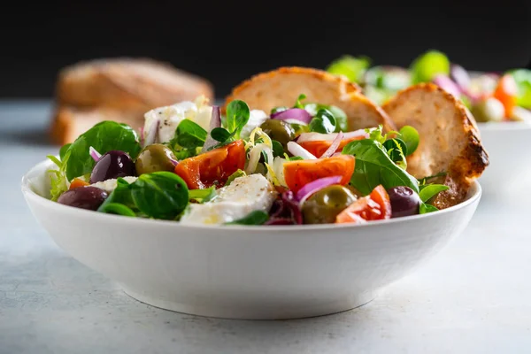 Insalata verde fresca con pomodoro ciliegia, mozzarella e olive. — Foto Stock