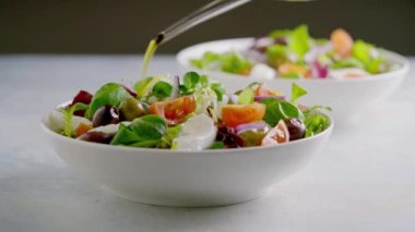 Çeri domatesli taze yeşil salata, mozzarella ve zeytin..