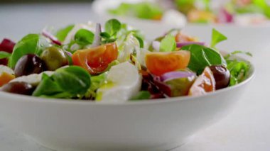 Çeri domatesli taze yeşil salata, mozzarella ve zeytin..