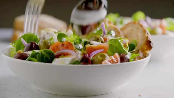 Свіжий зелений салат з вишневим помідором, моцарелою та оливками . — стокове відео