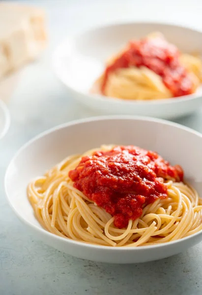 Спагетти с томатным соусом и базиликом на тарелке — стоковое фото