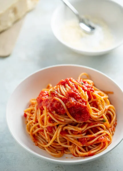 Spaghetti z sosem pomidorowym i bazylią na talerzu — Zdjęcie stockowe