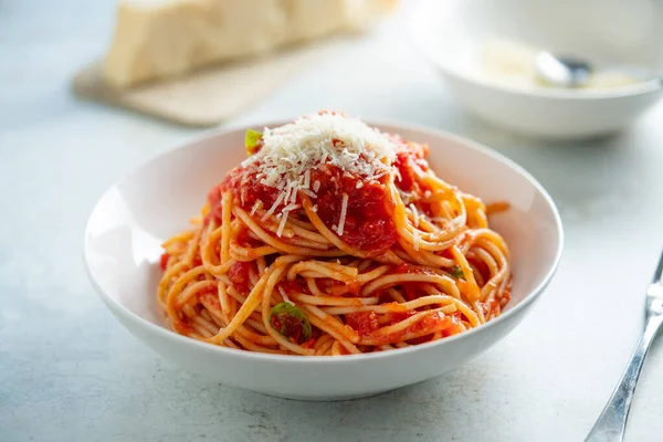 Espaguetis con salsa de tomate y albahaca en un plato —  Fotos de Stock