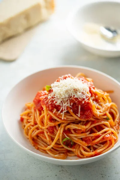 意大利面，番茄酱和罗勒放在盘子里 — 图库照片