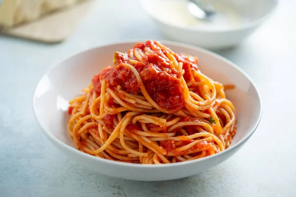 Spaghetti con salsa di pomodoro e basilico su un piatto — Foto Stock