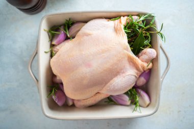 Biberiyeli çiğ tavuk ve bitkiler - pişirmeye hazır.