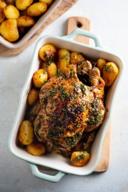 Kızarmış tavuk ve patates hazır.