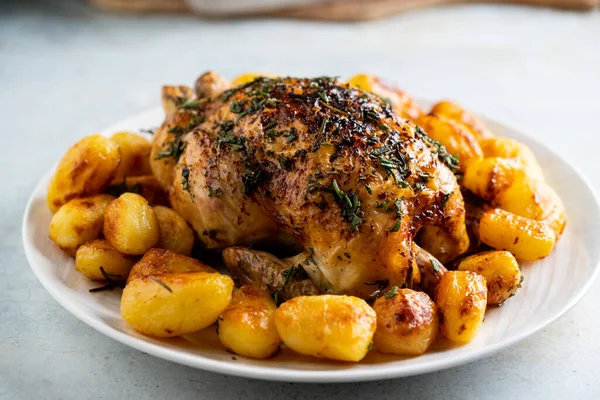 Roast chicken with potatoes ready to eat — Stock Photo, Image