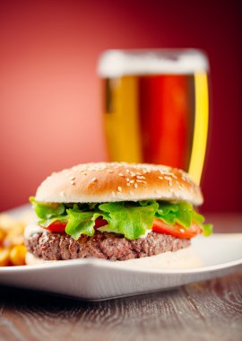 bira ile taze hamburger