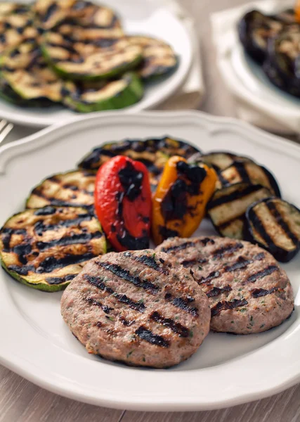 Hamburger mit gegrilltem Mischgemüse — Stockfoto