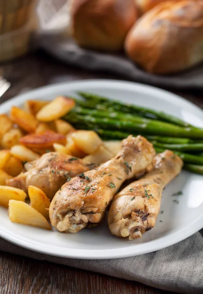 Poulet rôti aux pommes de terre et aux asperges — Photo