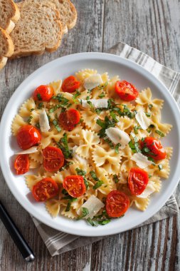 Taze domates ve fesleğenli makarna.