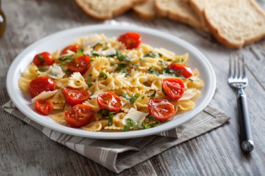 Taze domates ve fesleğenli makarna.