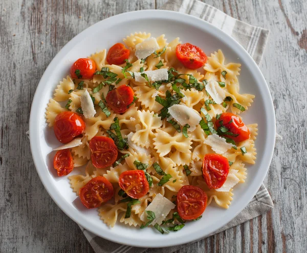 Pasta con tomates frescos y albahaca —  Fotos de Stock