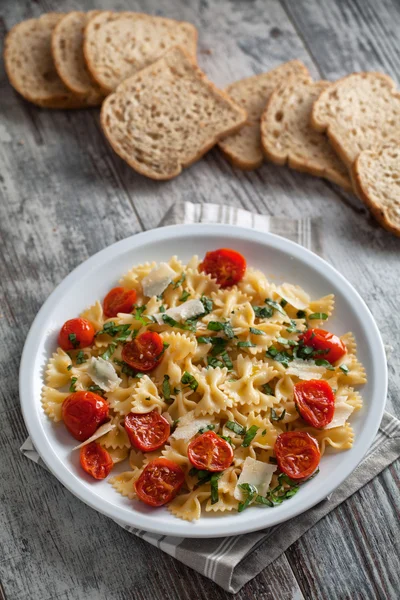 Pasta con tomates frescos y albahaca — Foto de Stock