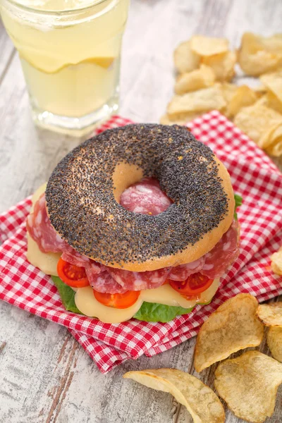 Bagel con salame — Foto Stock