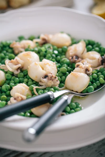Cuttlefish with peas — Stock Photo, Image