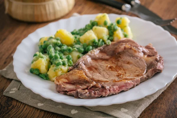 Beef steak with mixed vegetables — Stock Photo, Image