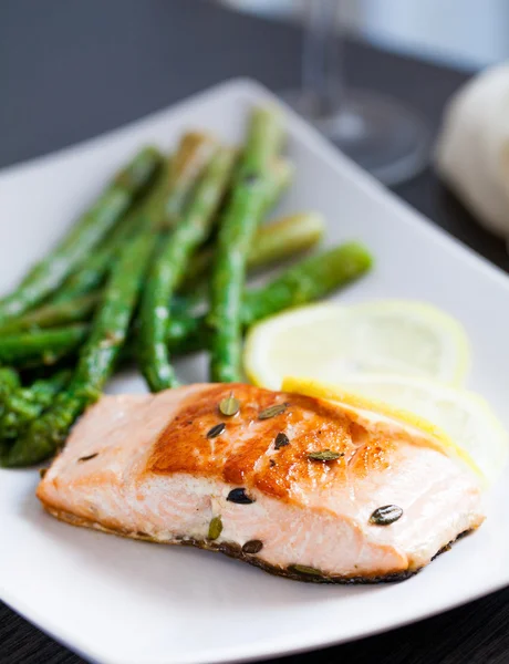 Fillet Salmon dengan Asparagus — Stok Foto