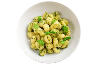 gnocchi üzerinde beyaz izole pesto sos ile,