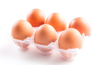 Beyaz arkaplanda izole yumurtalar