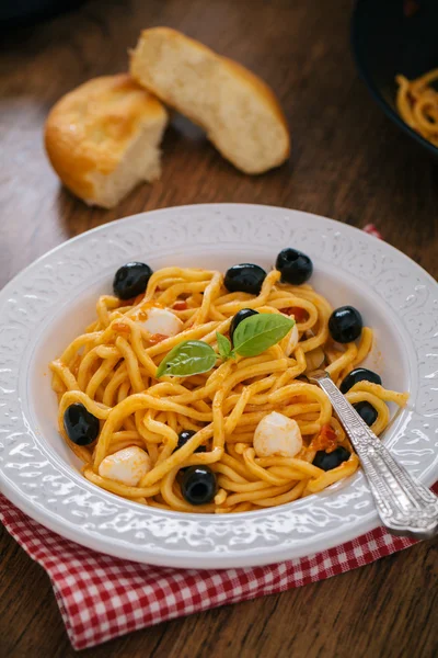 Spaghetti al pomodoro, olive e mozzarella — Foto Stock