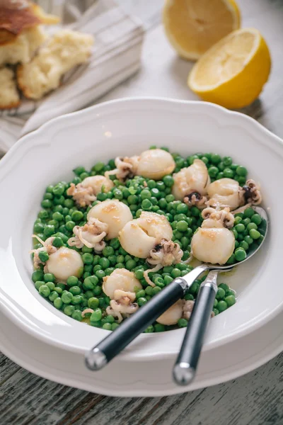 Cuttlefish with peas — Stock Photo, Image