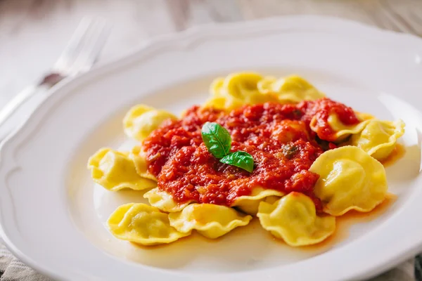 Ravioli s rajčatovou omáčkou — Stock fotografie