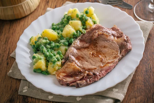 Biefstuk met gemengde groenten — Stockfoto