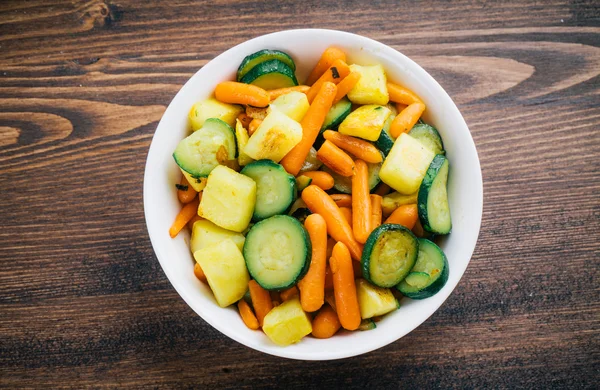 Жареные овощи на тарелке — стоковое фото