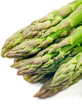 Bir grup kuşkonmaz beyaza izole edilmiş.