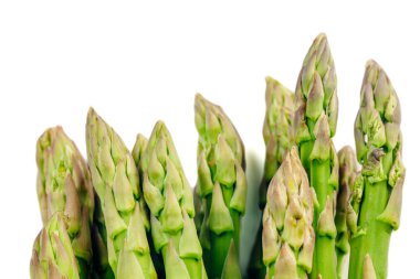 Bir grup kuşkonmaz beyaza izole edilmiş.