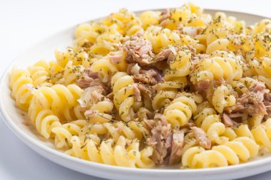 tuna isolatedo olmayan beyaz makarna