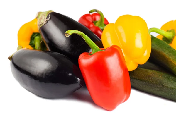 Verduras frescas aisladas en blanco — Foto de Stock