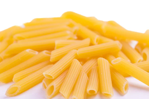 Penne rå pasta isolerad på vit — Stockfoto