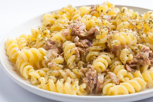 Pasta con tonno isolato non bianco — Foto Stock